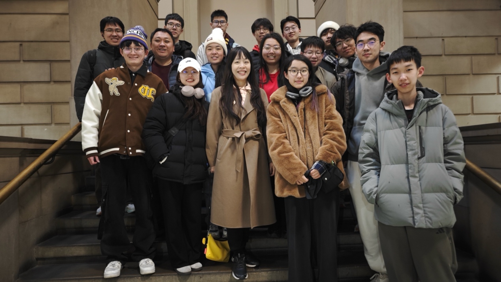 一群人站在一起合影
AI 生成的内容可能不正确。